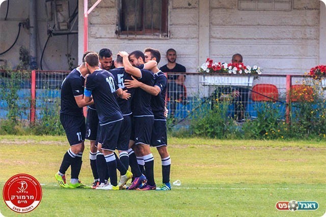 שחקני הבקעה חוגגים במרמורק (יוסי סוריק)